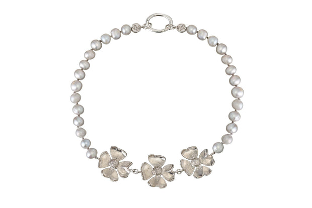Collar de Perlas Grises con Flor Jazmín de Rodio Blanco - ELENA LÓPEZ JOYERÍA
